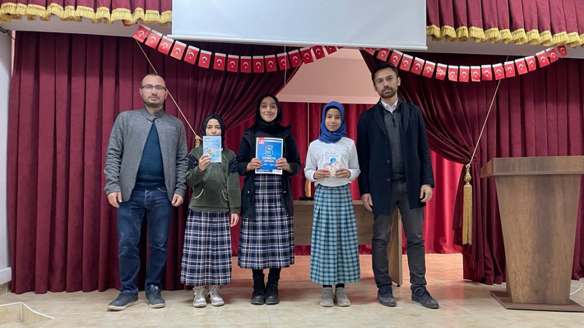 Okulumuzda Ramazan Ayı Dolayısıyla Düzenlenen Mani Yarışmasında Dereceye Giren Öğrencilere Hediyeleri Türkçe Öğretmenleri Tarafından Takdim Edildi