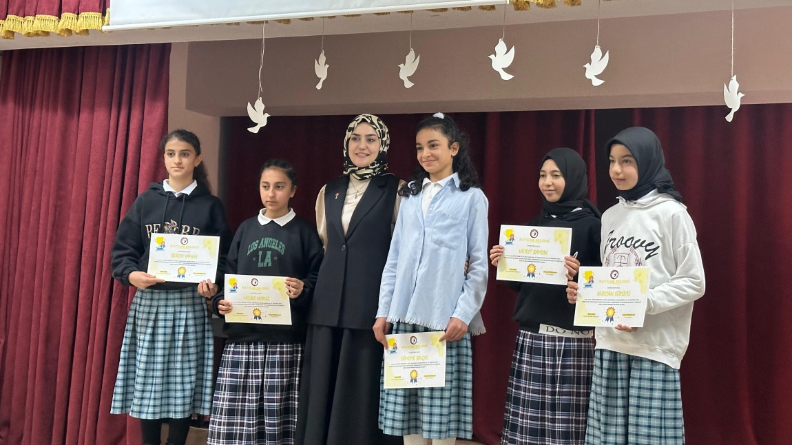 18 Mart Çanakkale Zaferi ve Şehitleri Anma Günü konulu resim yarışmasında başarılı olan öğrencilerimize ödülleri takdim edildi. 