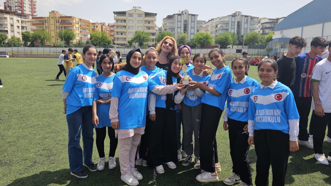 İlçemizde düzenlenen okullar arası voleybol turnuvasında ikinci olarak kupa almaya hak kazandık