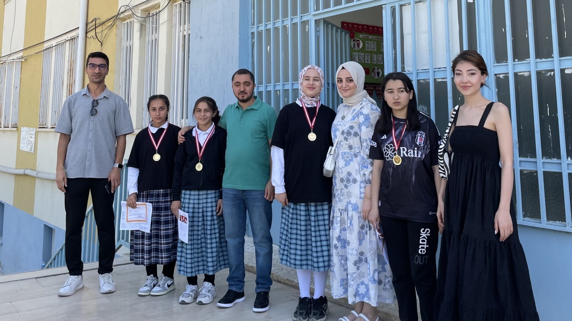 Dönem içerisinde en yüksek ortalamaya sahip olan öğrencilerimiz sınıf öğretmenleri tarafından ödüllendirildi